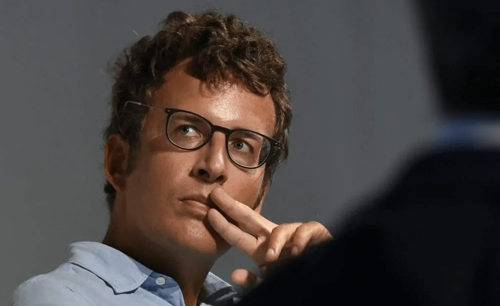 Diego Fusaro: “El arco iris como símbolo del nuevo orden erótico no alude a otra cosa que a la individualización consumista”