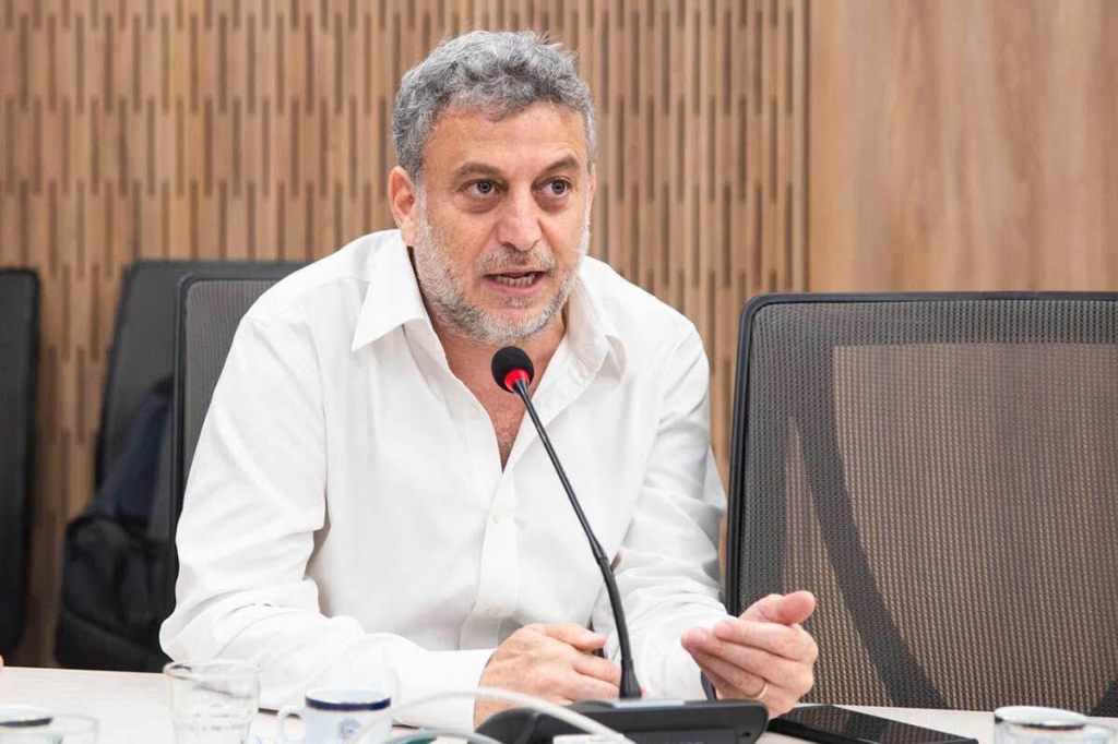 Leandro Cahn: “El gobierno está diciendo que va a tratar a menos personas de las que de verdad necesitan el tratamiento de&nbsp;VIH”